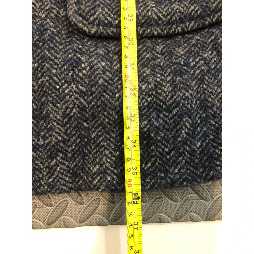 Saks Fifth Avenue business dark normal